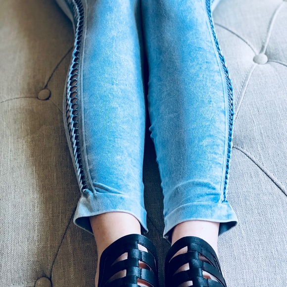 🆕❗️LAST TWO ❗️NIKIBIKI BRAID DETAIL LEGGINGS💙 - Picture 6 of 6